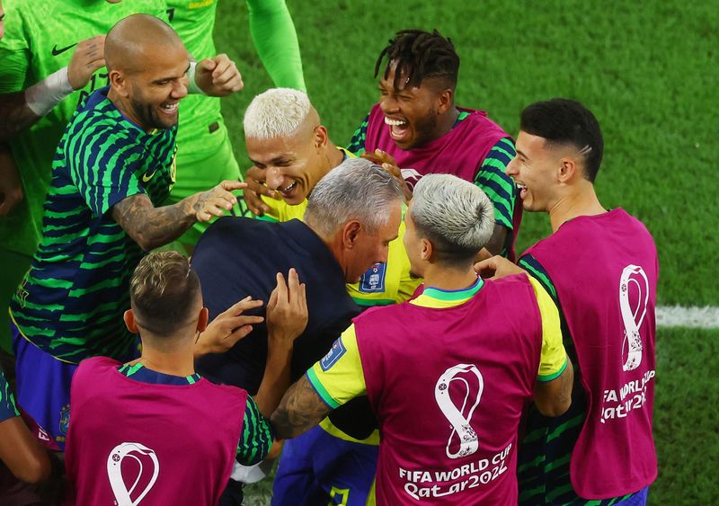 &copy; Reuters. Tite dança com jogadores da seleção após gol de Richarlison
05/12/2022
REUTERS/Paul Childs