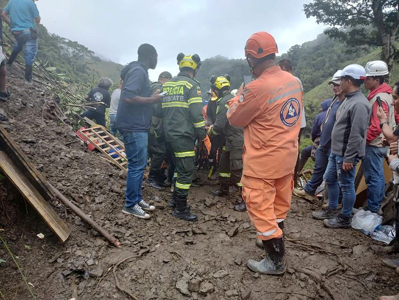 &copy; Reuters. 南米コロンビアの北西部で４日、豪雨により土砂崩れが起き、バスが土砂の下敷きとなり少なくとも３４人が死亡した。写真は１２月４日、プエブロ・リコで撮影（２０２２年　Colombia Nation