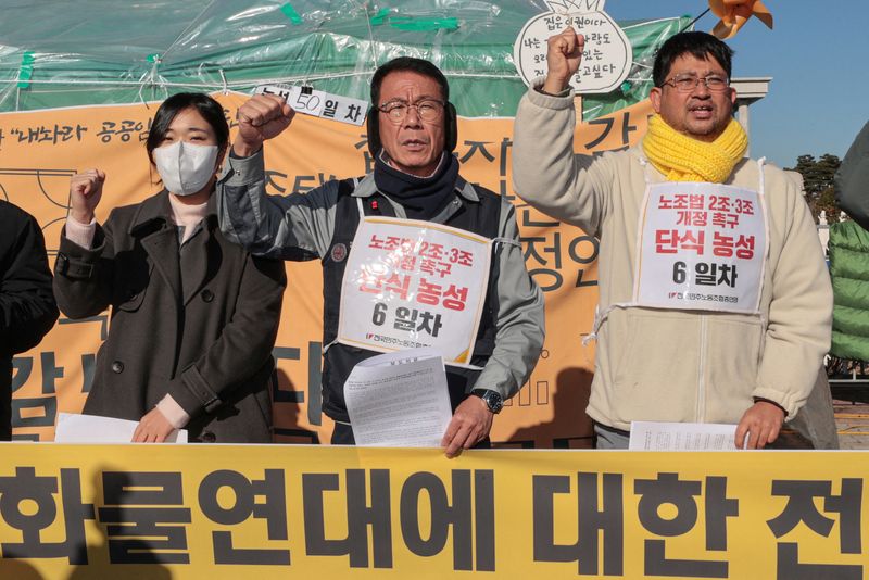 &copy; Reuters. Protesters chant slogans at a news conference in support of the ongoing strike by truckers in Seoul, South Korea December 5, 2022.  Yonhap via REUTERS 