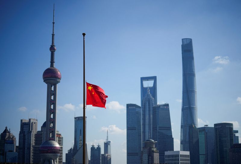 &copy; Reuters. A Chinese flag flies at half mast in front of the Lujiazui financial district, on the day of the memorial service for former Chinese President Jiang Zemin, in Shanghai, China December 6, 2022. REUTERS/Aly Song