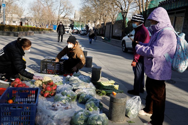 中国コロナ新規感染者減、規制緩和進む　北京では陰性証明不要に