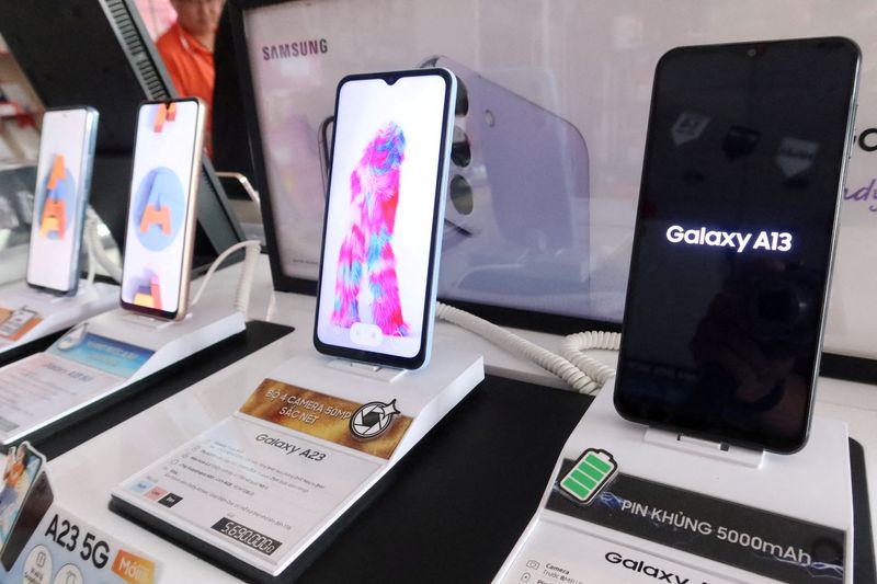 &copy; Reuters. FILE PHOTO: Samsung smartphones are pictured in a shop in Hanoi, Vietnam, November 9, 2022. REUTERS/Thinh Tien Nguyen NO RESALES. NO ARCHIVES/File Photo