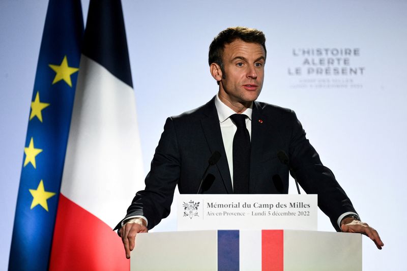 &copy; Reuters. Le président Emmanuel Macron visite le site commémoratif du Camp des Milles, à Aix-en-Provence. /Photo prise le 5 decembre 2022/REUTERS/CHRISTOPHE SIMONREUTERS