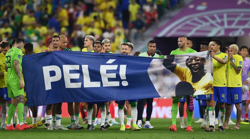 &copy; Reuters. Jugadores de Brasil muestran una pancarta con la foto de Pelé tras su triunfo ante Corea del Sur en el Mundial. Estadio 974, Doha, Qatar. 5 de diciembre de 2022.
REUTERS/Annegret Hilse