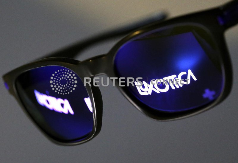 &copy; Reuters. Il logo Luxottica riflesso su un paio di occhiali da sole. Roma, 4 febbraio 2016.  REUTERS/Alessandro Bianchi/File Photo
