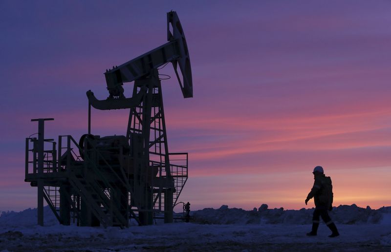 &copy; Reuters. A worker walks past a pump jack on an oil field owned by Bashneft company near the village of Nikolo-Berezovka, northwest from Ufa, Bashkortostan, Russia, in this January 28, 2015 file photo. REUTERS/Sergei Karpukhin