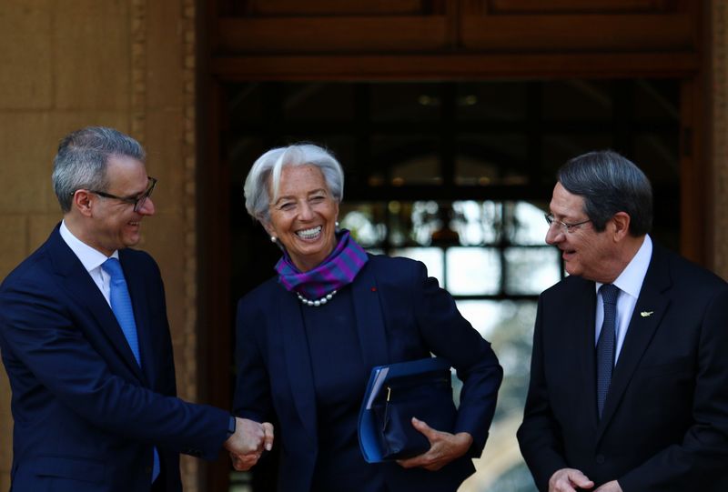 &copy; Reuters. 欧州中央銀行（ＥＣＢ）理事会メンバーのヘロドトゥ・キプロス中央銀行総裁（写真左）は６日、ＥＣＢは追加利上げを実施する見通しだが、金利は中立水準に「非常に近い」と述べた。３