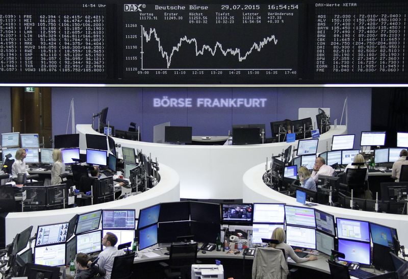 © Reuters. FILE PHOTO: Traders are pictured at their desks in front of the DAX board at the stock exchange in Frankfurt, Germany July 29, 2015. REUTERS/Remote/Pawel Kopczynski