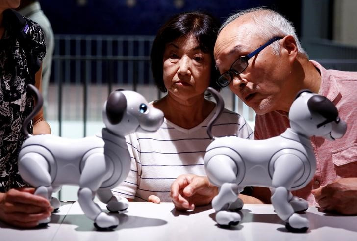 &copy; Reuters. Imagen de archivo de propietarios de perros robot AIBO durante un encuentro en Sony Corp en Tokio, Japón.
