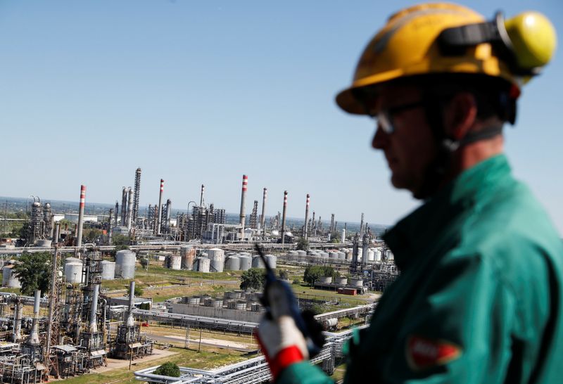 &copy; Reuters. FILE PHOTO: An employee looks on at Hungarian MOL Group's Danube Refinery in Szazhalombatta, Hungary, May 18, 2022. Picture taken May 18, 2022. REUTERS/Bernadett Szabo