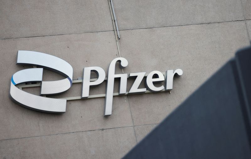 © Reuters. FILE PHOTO: Pfizer company logo is seen at a Pfizer office in Puurs, Belgium, December 2, 2022. REUTERS/Johanna Geron