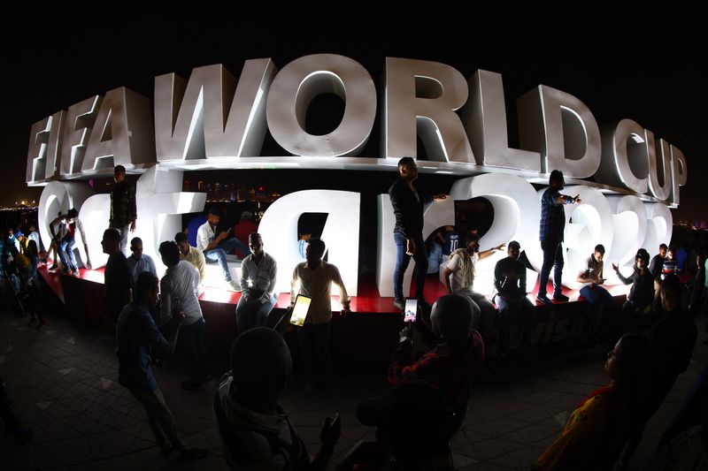 &copy; Reuters. Torcedores tiram foto ao lado do logo da Copa do Mundo em Doha
18/11/2022 REUTERS/Fabrizio Bensch