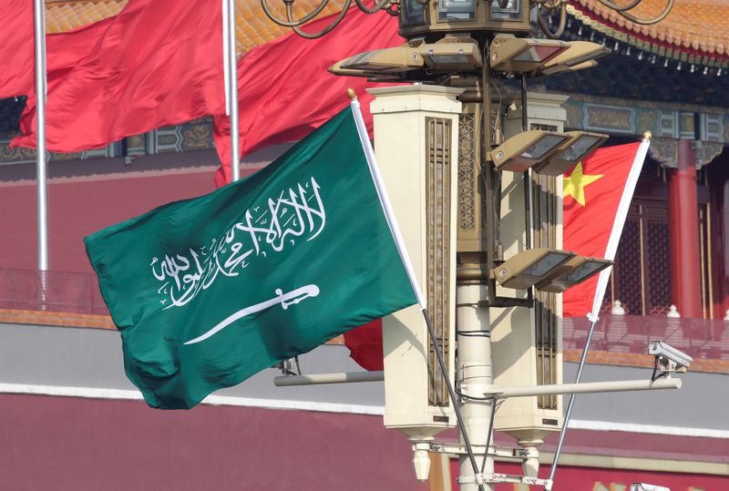 &copy; Reuters. علما السعودية والصين في بكين. صورة من أرشيف رويترز.