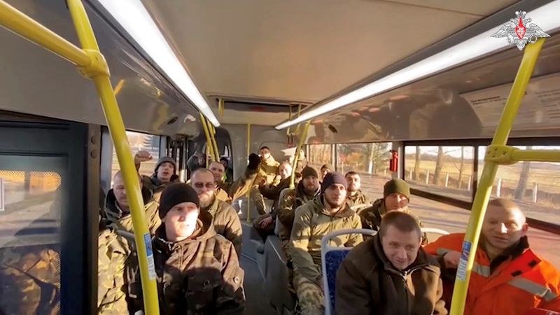&copy; Reuters. Una imagen fija de un video, publicada por el Ministerio de Defensa de Rusia, muestra lo que dijo ser soldados rusos capturados en un autobús luego del último intercambio de prisioneros de guerra en un lugar desconocido en el curso del conflicto entre R