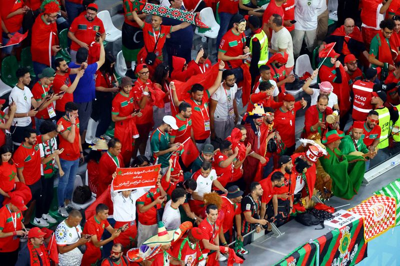 © Reuters. مشجعون لمنتخب المغرب قبل انطلاق مباراة بلادهم أمام إسبانيا بكأس العالم لكرة القدم في قطر يوم الثلاثاء. تصوير: فابريزيو بنش - رويترز. 