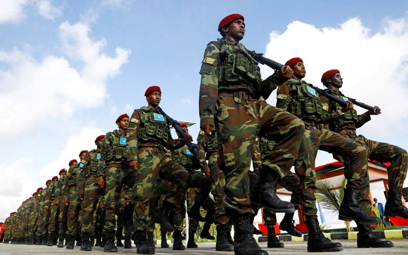 &copy; Reuters. Des officiers militaires somaliens participant à un défilé lors des célébrations du 62e anniversaire des forces armées nationales somaliennes à Mogadiscio, en Somalie. /Photo d'archives/REUTERS/Feisal Omar
