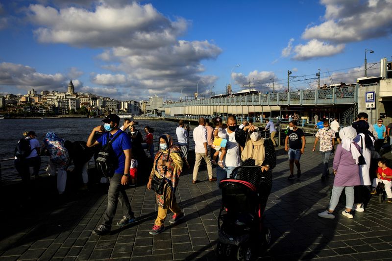 &copy; Reuters. FILE PHOTO: Commuters walk through Eminonu pier in Istanbul, Turkey September 9, 2020. REUTERS/Umit Bektas/File Photo