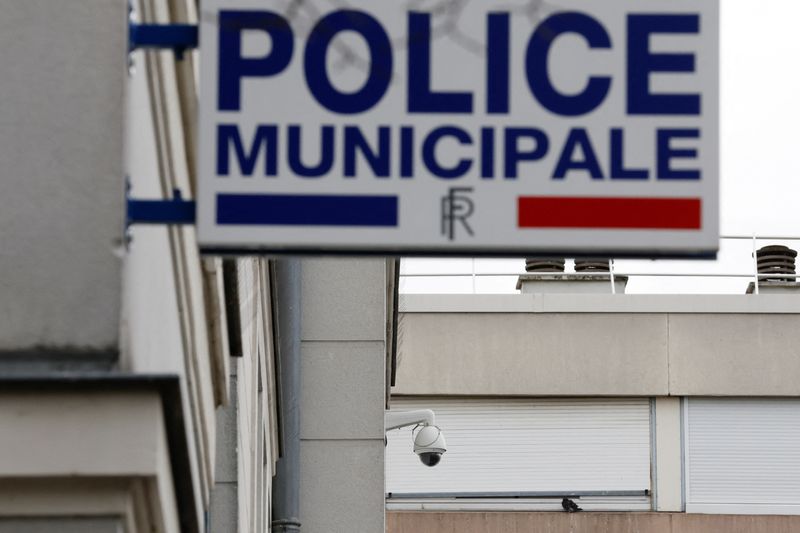 &copy; Reuters. Une caméra de surveillance près d'immeubles résidentiels à Épinay-sous-Senart, près de Paris. /Photo prise le 8 novembre 2022/REUTERS/Gonzalo Fuentes