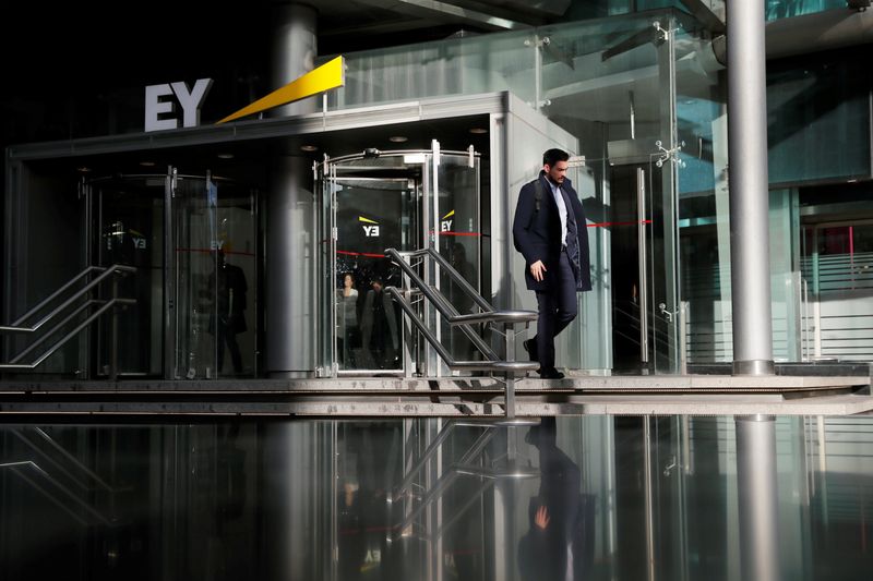 &copy; Reuters. Un homme sortant du siège de la société de comptabilité et de conseil EY à Madrid, en Espagne. /Photo d'archives/REUTERS/Susana Vera