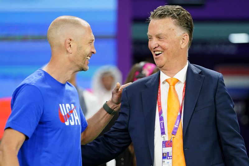 &copy; Reuters. Louis van Gaal com técnico dos EUA Gregg Berhalter 
 3/12/2022   Danielle Parhizkaran-USA TODAY Sports