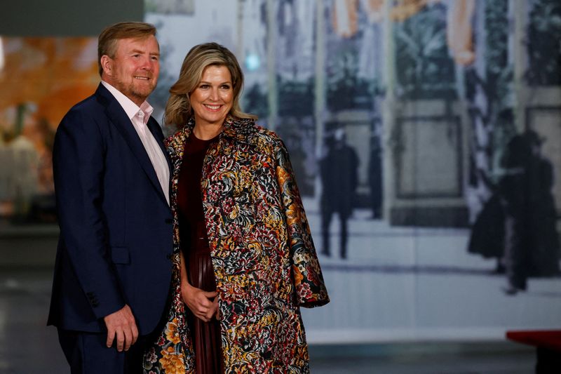 &copy; Reuters. FILE PHOTO: Dutch King Willem-Alexander and Queen Maxima pose during an official photo session in Amsterdam, Netherlands November 4, 2022. REUTERS/Piroschka van de Wouw