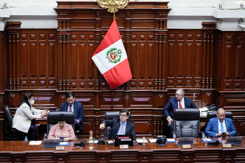 &copy; Reuters. FOTO DE ARCHIVO-Legisladores peruanos debaten otra moción contra el presidente Pedro Castillo, el tercer intento formal para destituir al líder izquierdista desde que asumió el cargo el año pasado, llamándolo moralmente incapaz para el cargo, en Lima