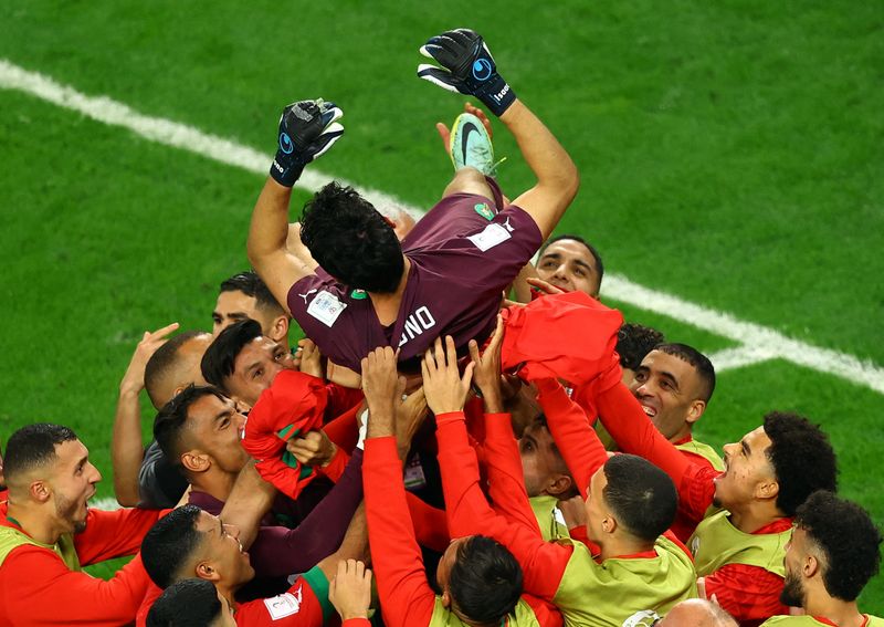 &copy; Reuters. Jogadores do Marrocos comemoram com goleiro Yassine Bounou após vitória nos pênaltis contra Espanha
06/12/2022
REUTERS/Lee Smith