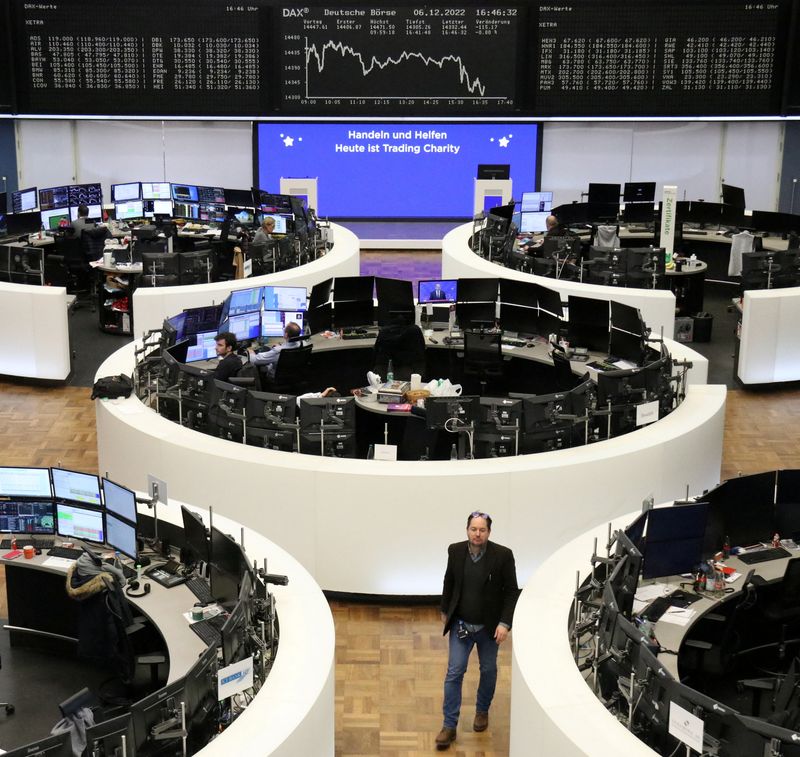 &copy; Reuters. شاشة تعرض بيانات من مؤشر داكس الألماني في بورصة فرانكفورت يوم الثلاثاء. تصوير رويترز. 