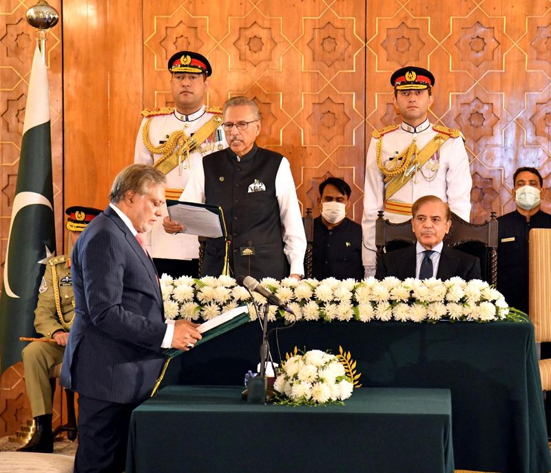 © Reuters. Pakistan's new Finance Minister Ishaq Dar takes oath from the Pakistan's President Arif Alvi, in Islamabad, Pakistan September 28, 2022. Press Information Departmen (PID)/Handout via REUTERS