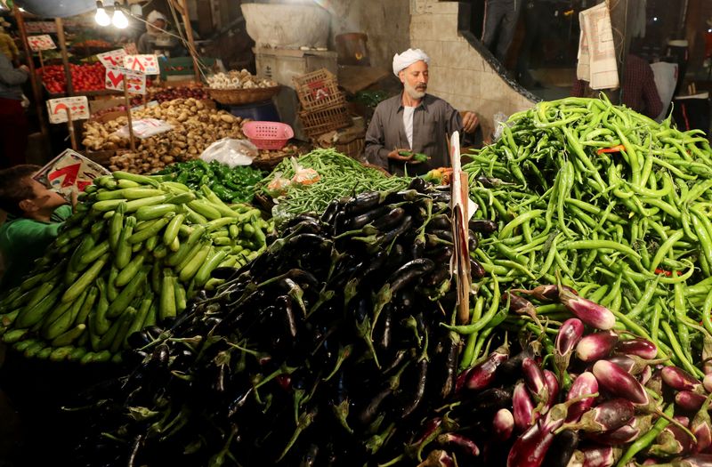 &copy; Reuters. FILE PHOTO: An Egyptian vegetable seller is seen at a market in Cairo, Egypt, December 10, 2018. REUTERS/Mohamed Abd El Ghany