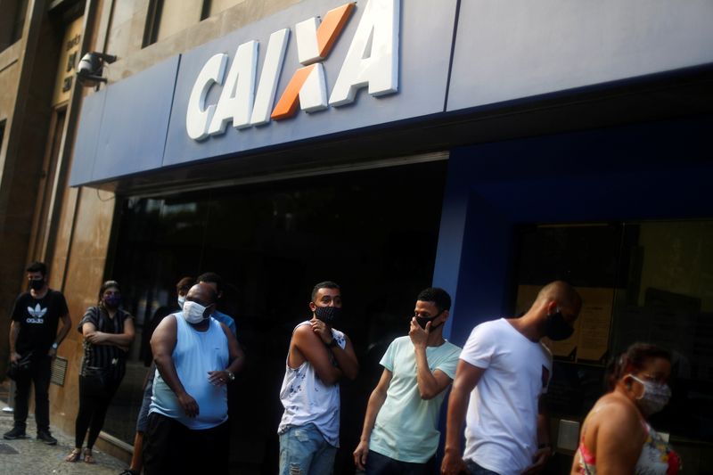 &copy; Reuters. Pessoas fazem fila para sacar auxílio do governo em meio à pandemia da Covid-19
29/04/2020
REUTERS/Pilar Olivares