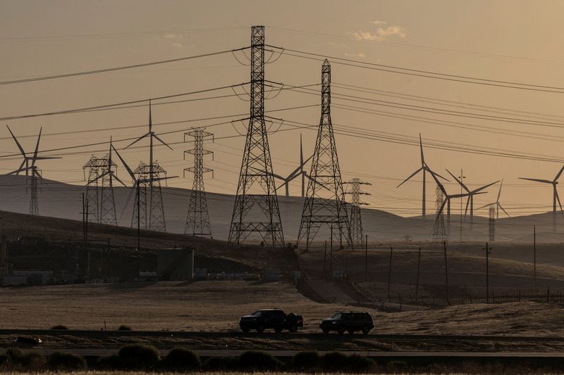 &copy; Reuters. FILE PHOTO: A view of windmills and power lines, as California's grid operator urged the state's 40 million people to ratchet down the use of electricity in homes and businesses as a wave of extreme heat settled over much of the state, near Tracy, Califor