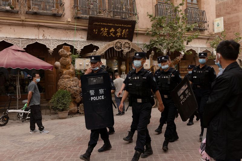 &copy; Reuters. FILE PHOTO: Police officers patrol in the old city in Kashgar, Xinjiang Uyghur Autonomous Region, China, May 4, 2021. Picture taken May 4, 2021. REUTERS/Thomas Peter