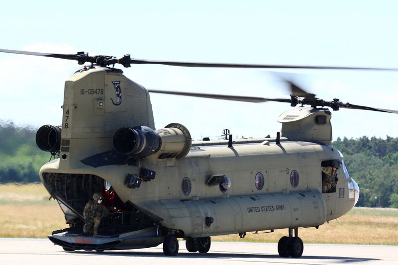 © Reuters. U.S. Army's Boeing CH-47F Chinook arrives ahead of the opening of the International Aerospace Exhibition ILA at Schoenefeld Airport in Berlin, Germany, June 21, 2022. REUTERS/Christian Mang