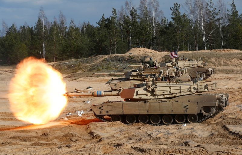 © Reuters. FILE PHOTO: U.S. Army M1A1 Abrams tank fires during NATO enhanced Forward Presence battle group military exercise Crystal Arrow 2021 in Adazi, Latvia March 26, 2021 REUTERS/Ints Kalnins/File Photo