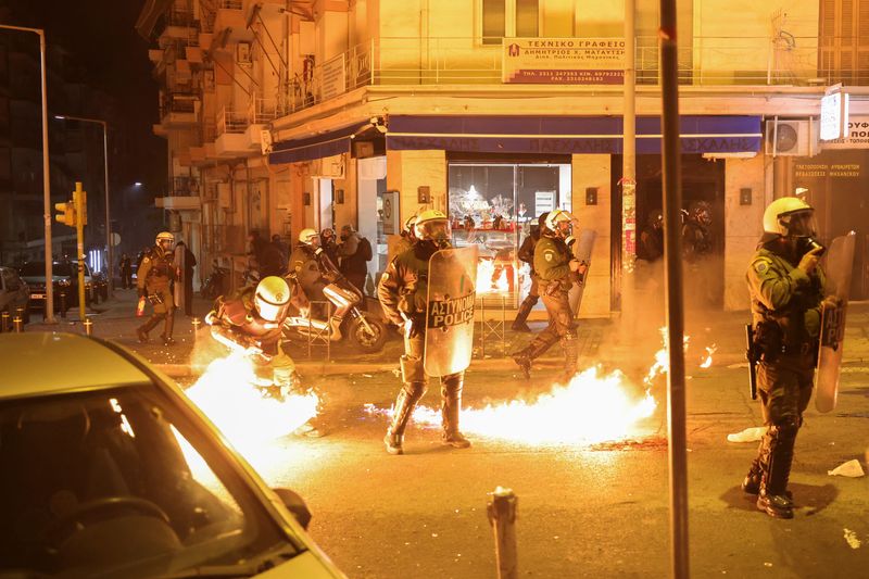 &copy; Reuters. أفراد من شرطة مكافحة الشغب في ثيسالونيكي باليونان يوم الثلاثاء. تصوير: الكسندروس افراميديس - رويترز. 