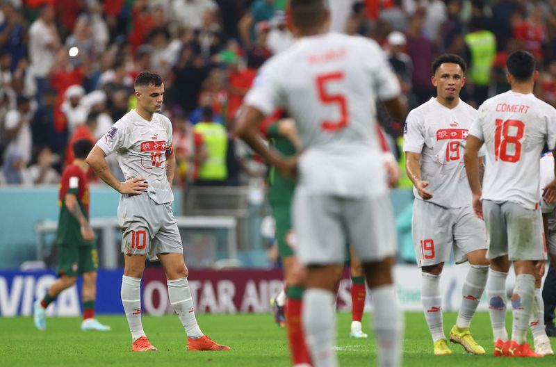 &copy; Reuters. الحزن يبدو واضحا على لاعبين من منتخب سويسرا بعد الهزيمة امام البرتغال بكأس العالم في قطر يوم الثلاثاء. تصوير: هانا مكاي - رويترز. 