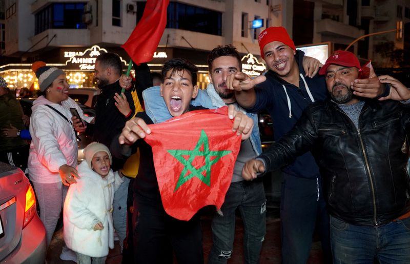 &copy; Reuters. الجماهير في الدار البيضاء بالمغرب يحتفلون بفوز منتخب بلادهم على إسبانيا في مباراة يوم الثلاثاء بدور ال16 في كأس العالم في قطر. تصوير: عبد الح