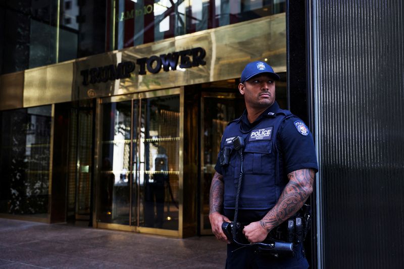&copy; Reuters. FILE PHOTO: An officer from the New York City Police Department (NYPD) stands guard outside Trump Tower, after former U.S. President Donald Trump said that FBI agents raided his Mar-a-Lago home in Palm Beach, Florida, in Manhattan, New York City, New York
