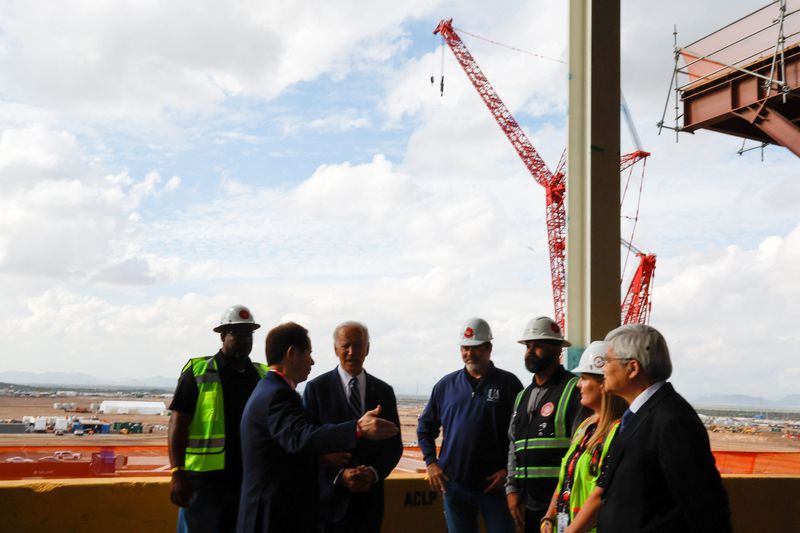 &copy; Reuters. El presidentede Estados Unidos, Joe Biden, habla con el presidente de TSMC, Mark Liu, durante una visita a la primera Fab (planta de fabricación de semiconductores) de TSMC AZ en P1A (fase 1A), en Phoenix, Arizona, EEUU. 6 de diciembre de 2022. REUTERS/J