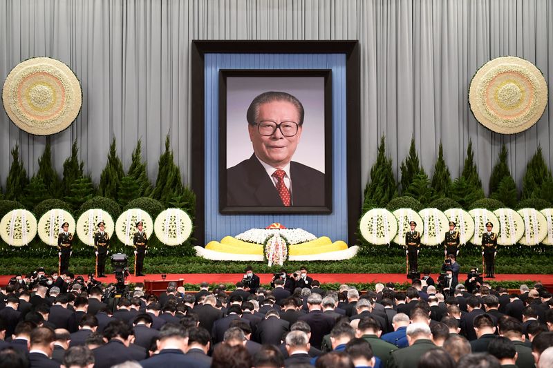 © Reuters. Officials attend a memorial meeting for former Chinese President Jiang Zemin at the Great Hall of the People in Beijing, China December 6, 2022. cnsphoto via REUTERS   