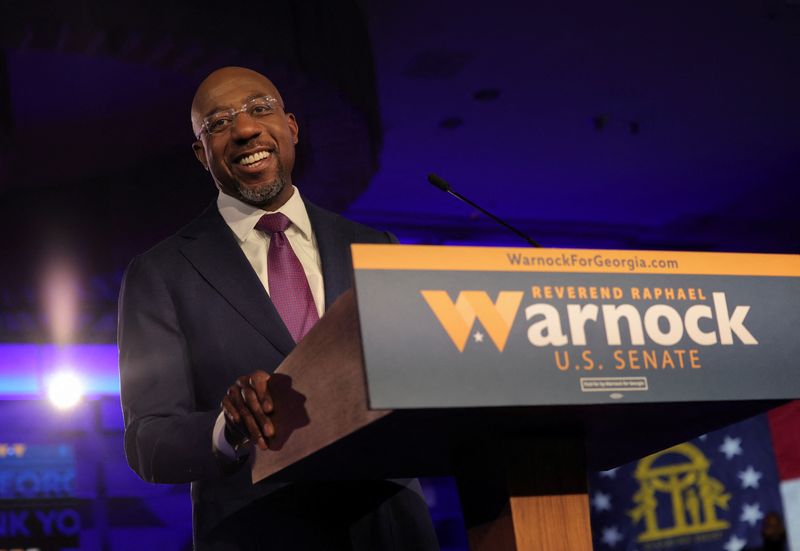 © Reuters. U.S. Senator Raphael Warnock (D-GA) speaks during an election night party after a projected win in the U.S. midterm runoff election between Warnock and his Republican challenger Herschel Walker in Atlanta, Georgia, U.S., December 6, 2022. REUTERS/Carlos Barria