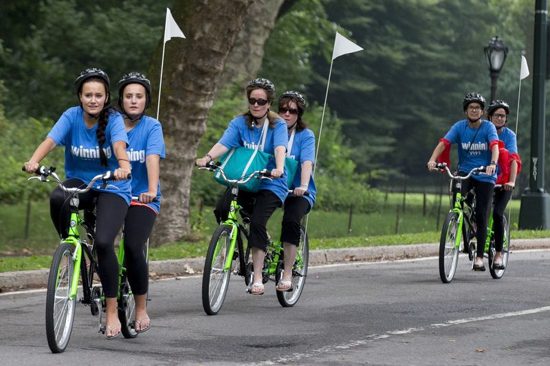 &copy; Reuters. FILE PHOTO: Sets of twins ride on tandem bicycles in New York's Central Park, July 15, 2015.  REUTERS/Brendan McDermid/File Photo