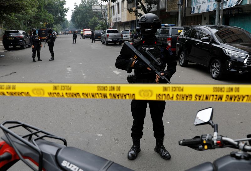 © Reuters. شرطي مسلح يقف متأهبا بعد انفجار استهدف قسم شرطة في مدينة باندونج بجاوة الغربية في إندونيسيا يوم الأربعاء. تصوير: ويلي كورنياوان - رويترز.
