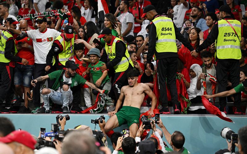 &copy; Reuters. El jugador de Marruecos Abde Ezzalzouli celebra con aficionados tras la clasificación de su equipo a cuartos de final luego de vencer a España en el estadio Education City Stadium de Al Rayyan, Qatar - 6 de diciembre de 2022 REUTERS/Dylan Martinez  