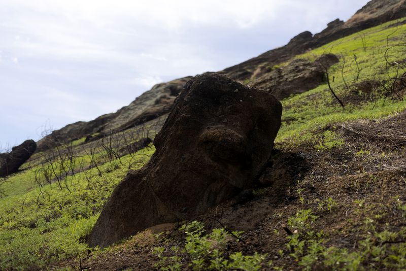 En Isla de Pascua, estatuas Moai quemadas muestran las cicatrices de batalla por el territorio
