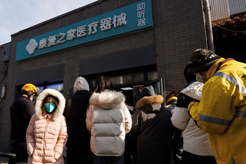 &copy; Reuters. أشخاص يصطفون أمام صيدلية لشراء الأدوية في ظل استمرار انتشار فيروس كورونا في بكين يوم الأربعاء. تصوير: توماس بيتر-رويترز.