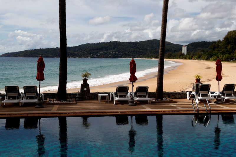 © Reuters. An empty hotel and beach which have opened for visitors is seen in Karon, Phuket Island, Thailand March 31, 2021. REUTERS/Jorge Silva/Files