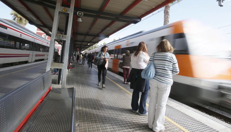 &copy; Reuters. FOTO DE ARCHIVO. Imagen referencial de pasajeros esperando la llegada del tren de Rodalies, en la estación de tren de Mataró, Cataluña, España. 31 de octubre de 2013. REUTERS/Gustau Nacarino