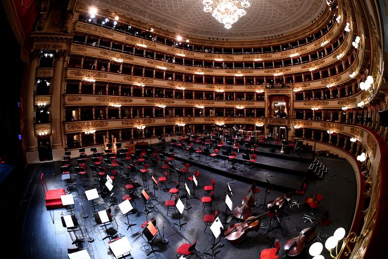 &copy; Reuters. FOTO DE ARCHIVO. El Teatro de La Scala reabre al público tras su cierre debido a la pandemia de la enfermedad por coronavirus (COVID-19), en Milán, Italia. 10 de mayo de 2021. REUTERS/Flavio Lo Scalzo